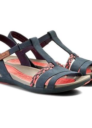 Шкіряні босоніжки clarks 35,5 розміру у відмінному стані