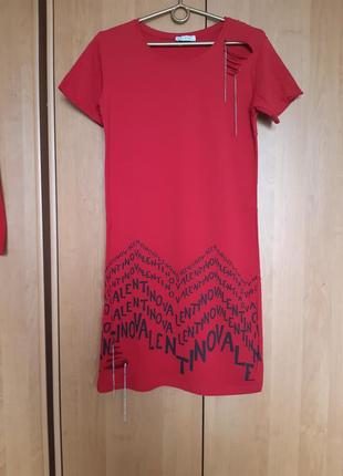 Трикотажна червона сукня