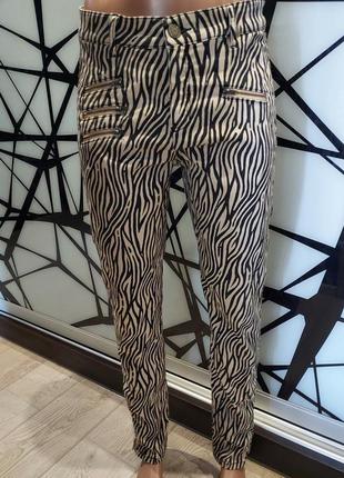 Крутые джинсы с молниями raffaello rossi бежево-черная абстакция 42-462 фото