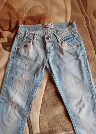 Бунтарские голубые джинсы, низкая посадка8 фото