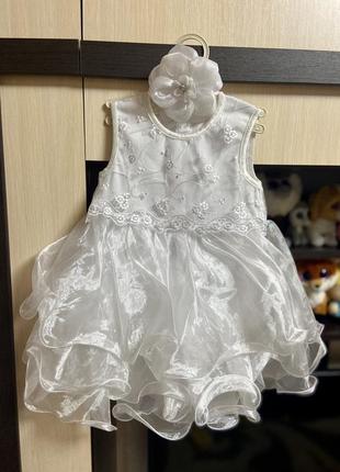 Праздничное атласное белое платье с бантиком-повязкой (74-80р)