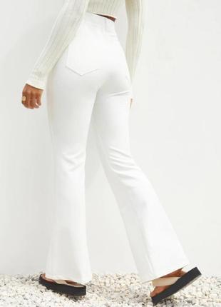Белые прямые брюки с карманами от prettylittlething5 фото