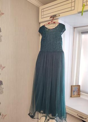 Довга смарагдова сукня з фатіном та мереживом