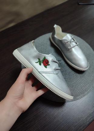 Жіночі кеди кросівки, мокасини срібні сірі з трояндою (вишивка)4 фото