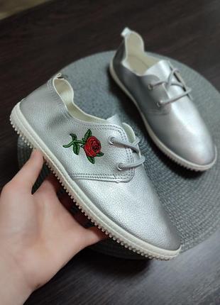 Жіночі кеди кросівки, мокасини срібні сірі з трояндою (вишивка)8 фото