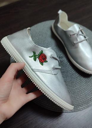 Жіночі кеди кросівки, мокасини срібні сірі з трояндою (вишивка)2 фото