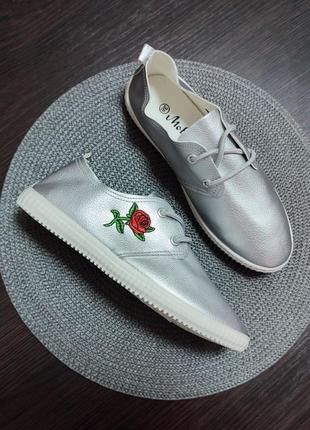 Жіночі кеди кросівки, мокасини срібні сірі з трояндою (вишивка)