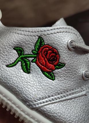 Жіночі кеди кросівки, мокасини срібні сірі з трояндою (вишивка)7 фото
