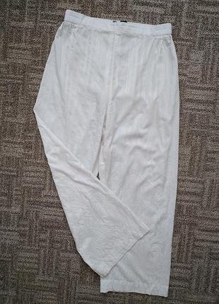 Білі штани з бежевою вишивкою