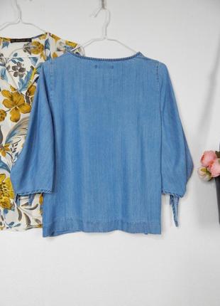 Голубая блуза с объемными рукавами с разрезами завязки джинсовая натуральная сток бренд8 фото