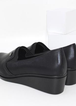 Черные осенние женские туфли на танкетке2 фото