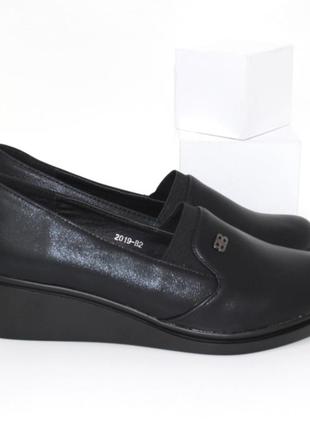 Черные осенние женские туфли на танкетке3 фото