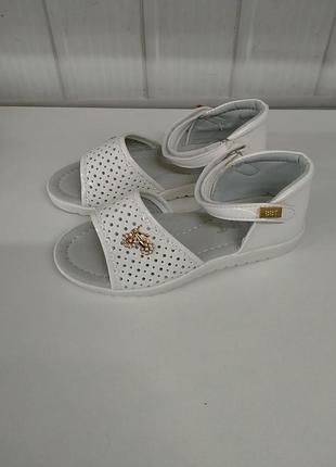 Босоножки девчачьи, белые, лакированные, с задником, на липучке.и-4867.
размеры:31;32;33;34;35;36.
цена -360грн