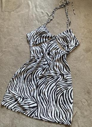 Платье зебра с вырезом под грудью