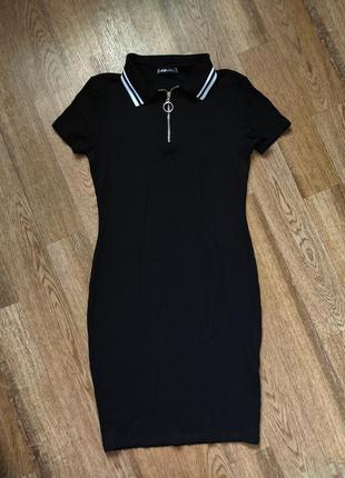 Черное облегающее платье в рубчик с молнией и воротником поло7 фото