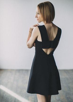 Чёрное короткое платье