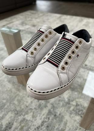 Білі шкіряні кеди tommy hilfiger