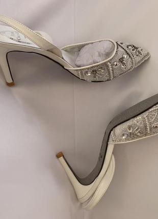 Туфлі-човники rene caovilla білого кольору мереживні з бісером і кристалами, в наявності9 фото