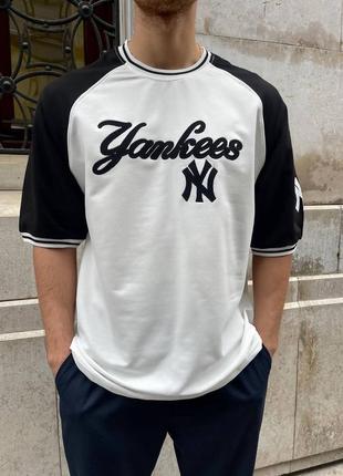 Стильная футболка new york yankees двухцветная качественная премиум качественная мужская с вышитым логотипом оверсайз