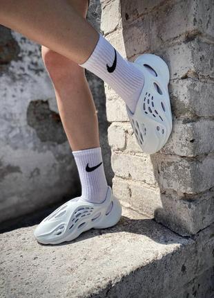 Жіночі шльопанці кросівки yeezy foam runner white (no logo)5 фото