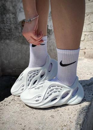 Жіночі шльопанці кросівки yeezy foam runner white (no logo)