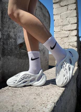 Жіночі шльопанці кросівки yeezy foam runner white (no logo)6 фото