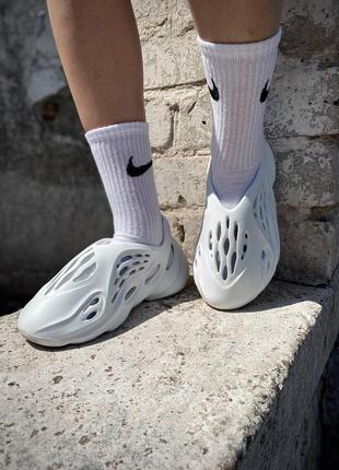 Жіночі шльопанці кросівки yeezy foam runner white (no logo)4 фото