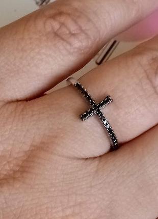 Элегантное серебряное кольцо с черными фианитами10 фото