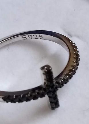 Элегантное серебряное кольцо с черными фианитами8 фото