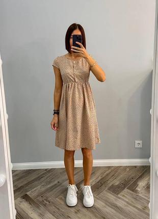 Бежевое стильное платье