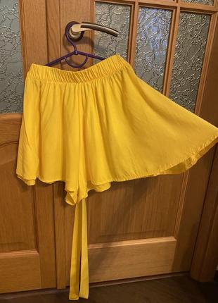 Желтая юбка-шорты на резинке с завязками1 фото