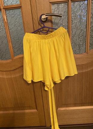 Желтая юбка-шорты на резинке с завязками2 фото