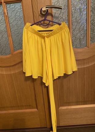 Желтая юбка-шорты на резинке с завязками3 фото