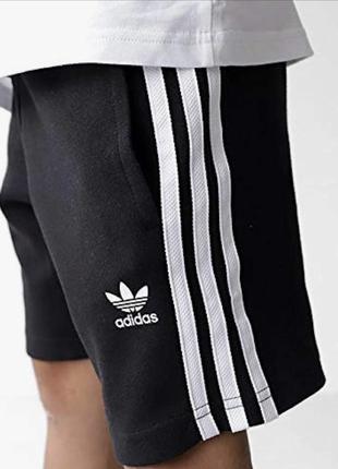 Оригинальные шорты adidas на мальчика 4-5 лет2 фото