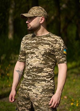 Класична футболка у стилі military