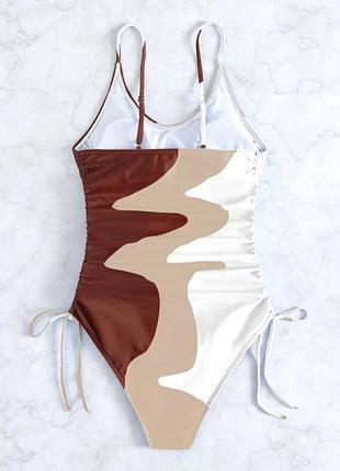 Суцільний купальник із бічними затяжками