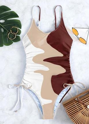 Суцільний купальник із бічними затяжками