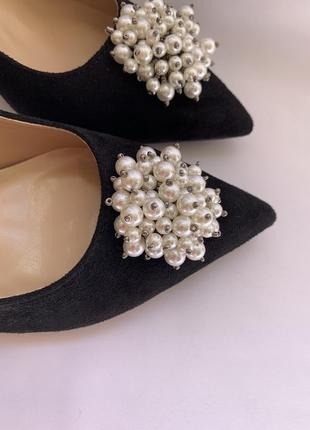 Класичні туфлі-човники jimmy choo чорний замш, прикрашені брошкою з намистин4 фото