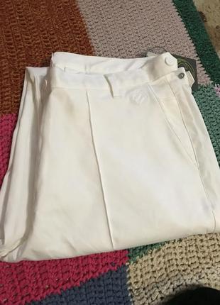 Стрейчевые белоснежные штаны английского бренда ijp design