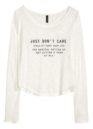 Белый укороченный джемпер с черными надписями hm