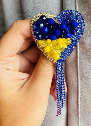 Патриотическая брошь сердце из бисера
