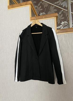 Черный школьный пиджак жакет с белыми лампасами на рукавах коттоновый