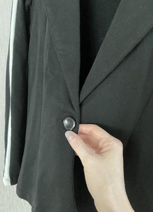 Черный школьный пиджак жакет с белыми лампасами на рукавах коттоновый3 фото