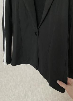 Черный школьный пиджак жакет с белыми лампасами на рукавах коттоновый4 фото
