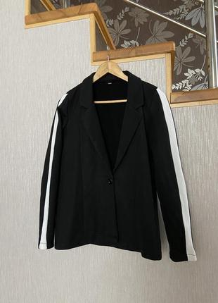 Черный школьный пиджак жакет с белыми лампасами на рукавах коттоновый2 фото
