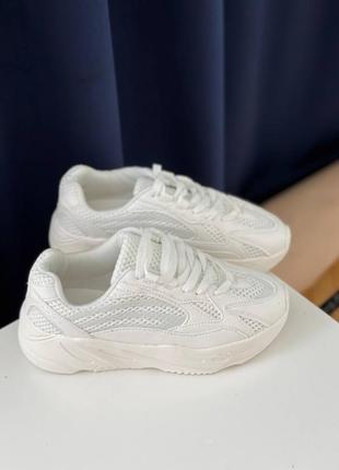 Белые легкие кроссовки из обувного текстиля-сетки и эко-кожи1 фото