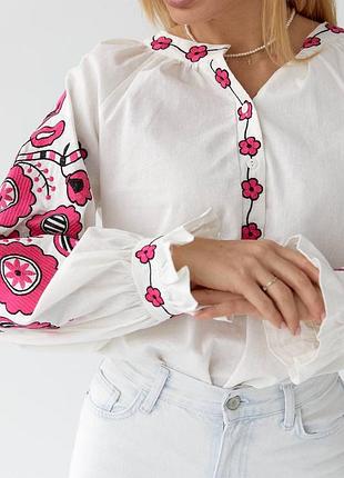 Белая с розовым
