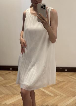 Біла сукня з плісировкою3 фото