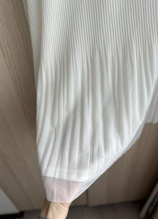 Біла сукня з плісировкою6 фото