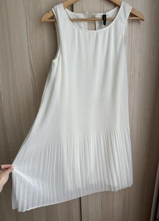 Біла сукня з плісировкою4 фото